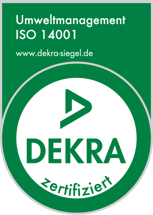 Dekra-ISO-14001-Zertifizierungssiegel in Grün und Weiß: Oben steht ‚Umweltmanagement ISO 14001‘, darunter das runde grüne Dekra-Logo mit dem charakteristischen Pfeilsymbol und dem Schriftzug ‚DEKRA zertifiziert‘. Das Siegel weist auf ein geprüftes, normgerechtes Umweltmanagementsystem hin.