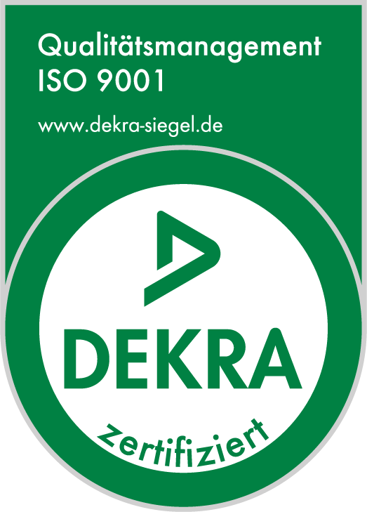 Dekra-ISO-9001-Zertifizierungssiegel in Grün und Weiß: Oben steht ‚Qualitätsmanagement ISO 9001‘, darunter das runde grüne Dekra-Logo mit dem typischen Pfeilsymbol und dem Schriftzug ‚DEKRA zertifiziert‘. Das Siegel weist auf ein geprüftes, normgerechtes Qualitätsmanagementsystem hin.
